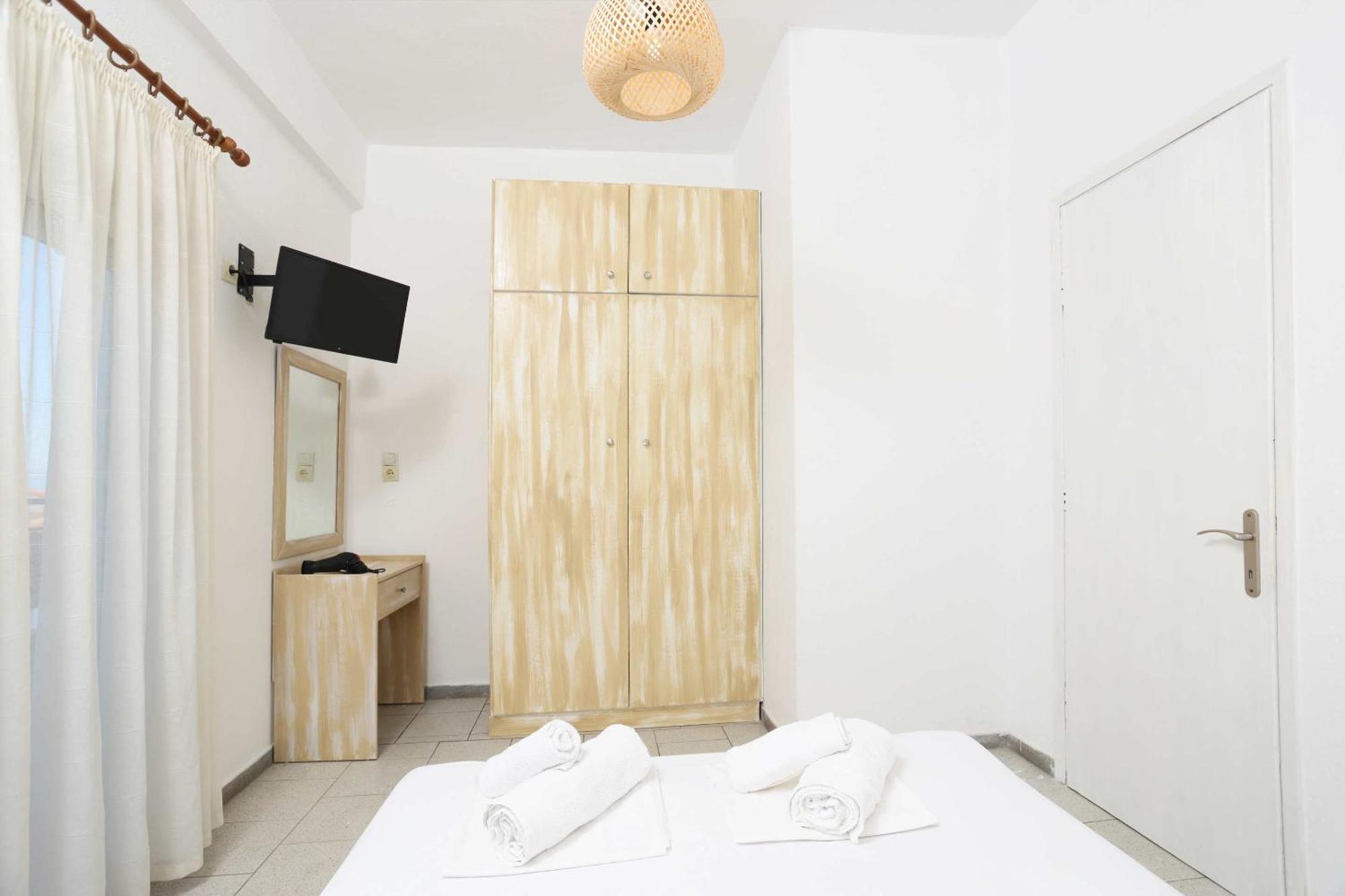 Spanos Apartments Anna'S Lodge 폴리크로노 외부 사진